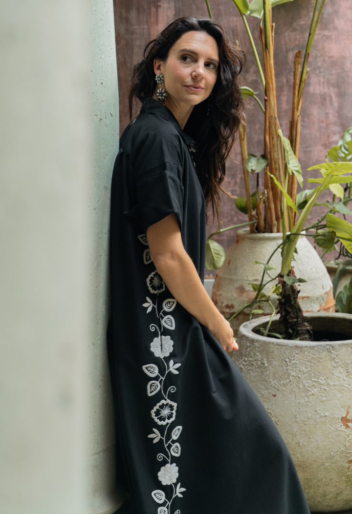 Emilia Oscura y Blanca Midi Dress