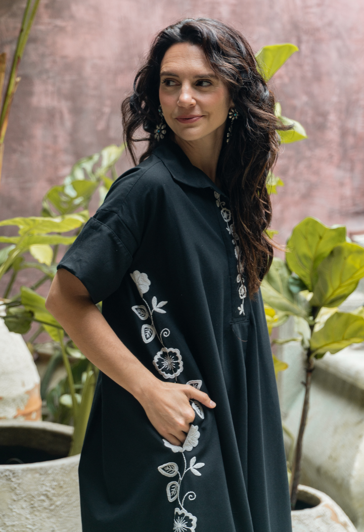 Emilia Oscura y Blanca Midi Dress