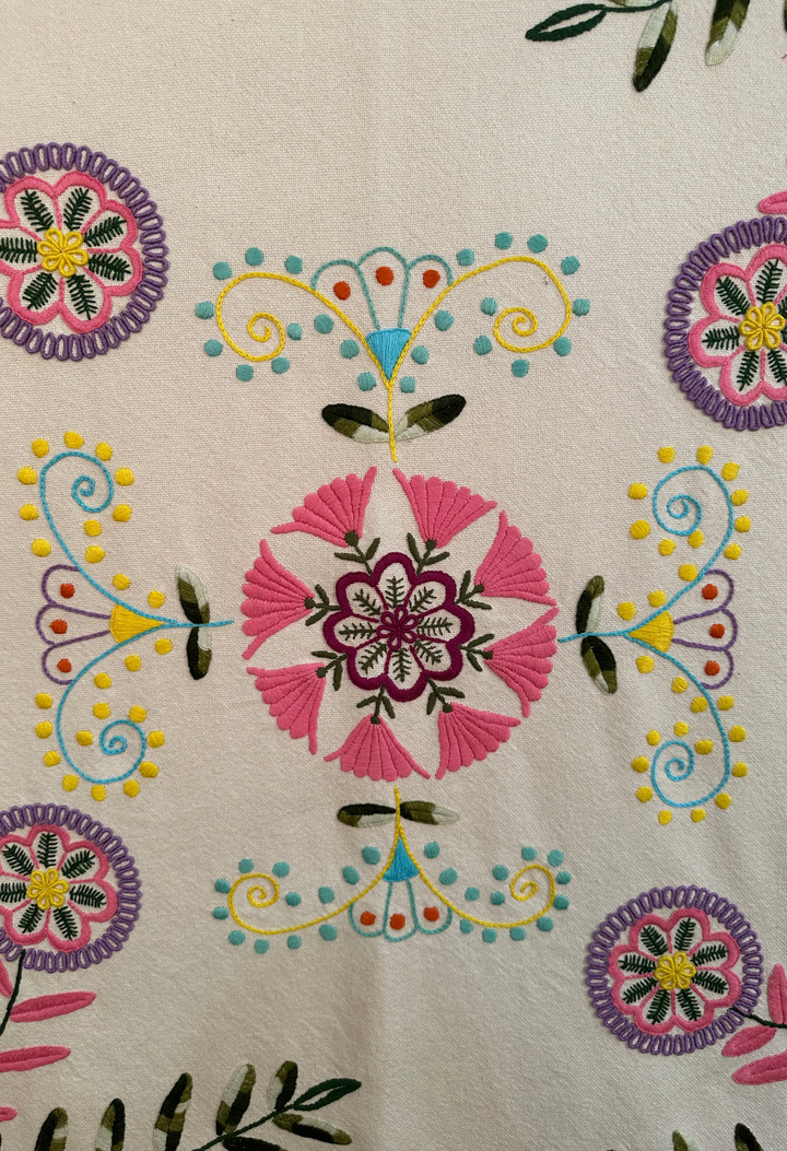 Embroidered Art: Circulo de Flores