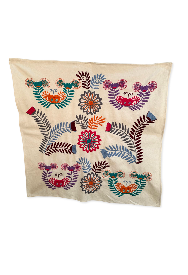 Embroidered Art: Flores de Casa