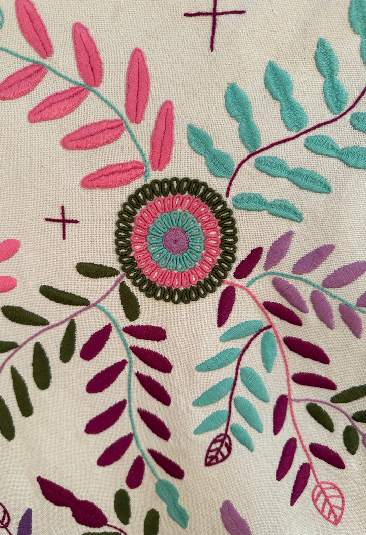 Embroidered Art: Flores y Simbolos